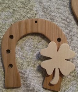 Lesena podkev z deteljico