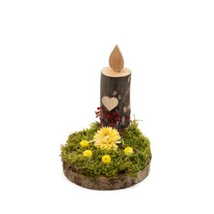 Svečka na podstavku z naravnim mahom in suhim cvetjem - srček