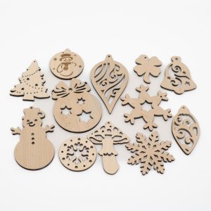 Komplet 12 okraskov iz gorskega javorja