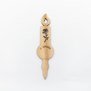 Ekološka svečka – spominčica: V spomin – vrtnica iz lesa gorskega javorja